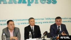 Улуттук банктын төрага орунбасарынын милдетин аткаруучу Абдымалик Мырзаев (ортодо) 