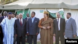 Afrika Bileleşiginiň ýolbaşçylary Muammar Kaddafi bilen duşuşýar, Tripoli, 10-njy aprel.