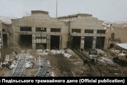 Робітники під час ліквідації наслідків катастрофи в трамвайному депо імені Красіна. Фото УНІАН / Музей Подільського трамвайного депо