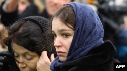 Жанна Немцова атасын акыркы сапарга узатуу учурунда. Москва, 3-март, 2015-жыл. 