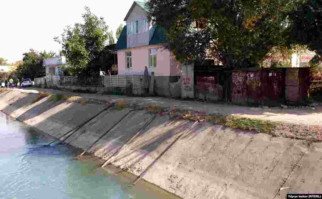 Ак-Буура дарыясынан Араван тарапка карай аккан каналдан жүзгө чукул насосту көрүүгө болот.