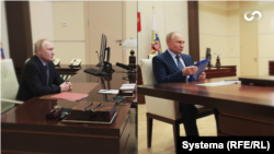 Кремль маълумотларига кўра, ушбу икки сурат бир хил ишхонада ва бир кунда — 2024 йил 12 июлда — олинган. Бироқ интерьердаги кичик деталлар улар аслида икки хил жойда тасвирга олинганини кўрсатади.