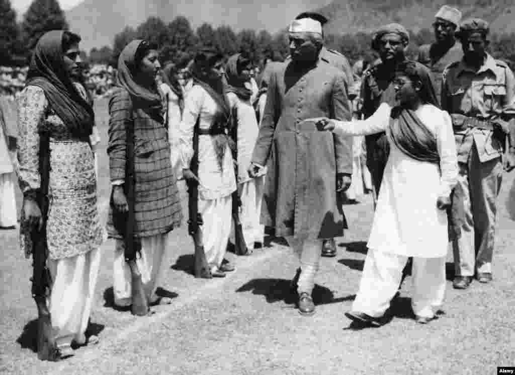Инспекция на жени войници от страна на министър-председателя на Индия Джавахарлал Неру в Кашмир през 1947 г. Има множество твърдения, че Махараджа Сингх е напуснал региона преди да подпише присъединяването и съответно не е имал правото да обяви Джаму и Кашмир за част от Индия.