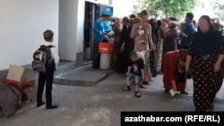 Очередь в продовольственный магазин. Ашхабад, Май, 2019