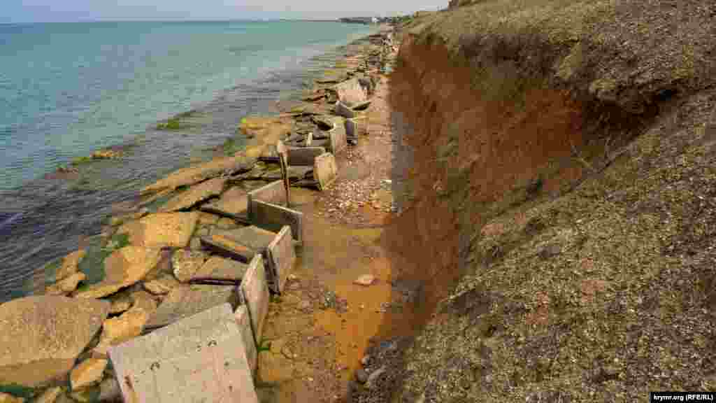 Аварійна берегова інфраструктура розтягнулася на сотні метрів