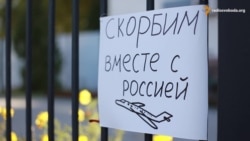 У Києві під посольство Росії продовжують нести квіти (відео)