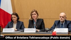 Кіраўніца Аб’яднанага пераходнага кабінэту Беларусі Сьвятлана Ціханоўская, старшыня Нацыянальнай асамблеі Францыі Яэль Брон-Півэ і старшыня парлямэнцкай групы сяброўства зь Беларусьсю Фрэдэрык Пэці