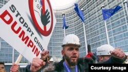 Европалык болот өндүрүүчүлөрдүн Кытайды айыптаган нааразылыгы. Брюссель, 15-февраль, 2016-жыл. 