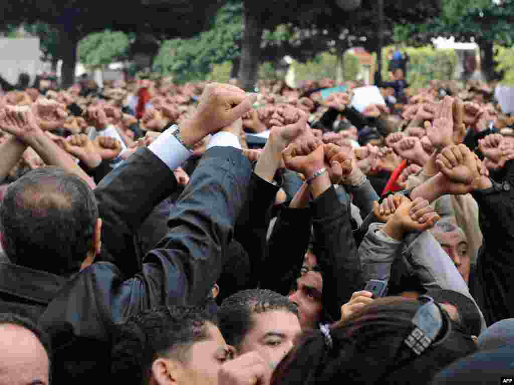 Туниста халык урамга чыгып, президентның китүен таләп итте. Президент иленнән чыгып качты.