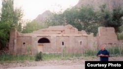 Աքրամ Այլիսլին իր ծննդավայր Այլիսում: