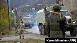 Азербайджанские грузовые автомобили проезжают Лачин, 1 декабря 2020 г.