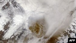 Гримсвотн извергает вулканическую пыль