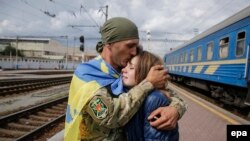 Український військовослужбовець повернувся додому, залізничний вокзал Києва, 9 вересня 2015 року