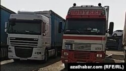 Täjigistana ýük alyp barýan ulaglar, Sarahs geçelgesi, Eýran, 20-nji fewral, 2019