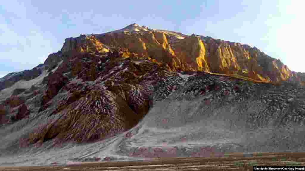 Сүрөттөгү Актам зоо Убайдылда жаш кезинде далай кийик аткан жерлер. Кийиктен аркар өзгөчө бааланат, анын салмагы 200, мүйүзү 20-30 килограмга жетет. Дүйнөдөгү эң ири жапайы кой деп саналган аркар Борбор Азиядагы эң көркөм жаныбарлардын бири катары да белгилүү.