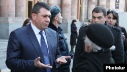 Начальник Полиции Армении Владимир Гаспарян беседует с людьми, собравшимися перед зданием правительства, Ереван, 12 января 2012 г.