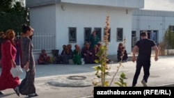 Люди сидят у пустых банкоматов, в ожидании денег. Бахерден, Ахалский велаят Туркменистана, август, 2020