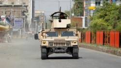 یک تانک هاموی نیروهای افغان در نزدیک محل درگیری میان نیروهای افغان و جنگجویان گروه داعش در شهر جلال آباد.