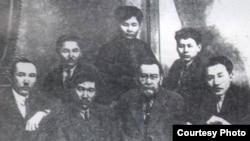 Алаш орда зиялылары -  бірінші қатарда солдан оңға қарай: Халел Ғаббасов, Міржақып Дулатов, Ахмет Байтұрсынов, Мұхтар Әуезов.  Екінші қатарда (солдан оңға): Жүсіпбек Аймауытов, Әлкей Марғұлан, Абдолла Байтасов.