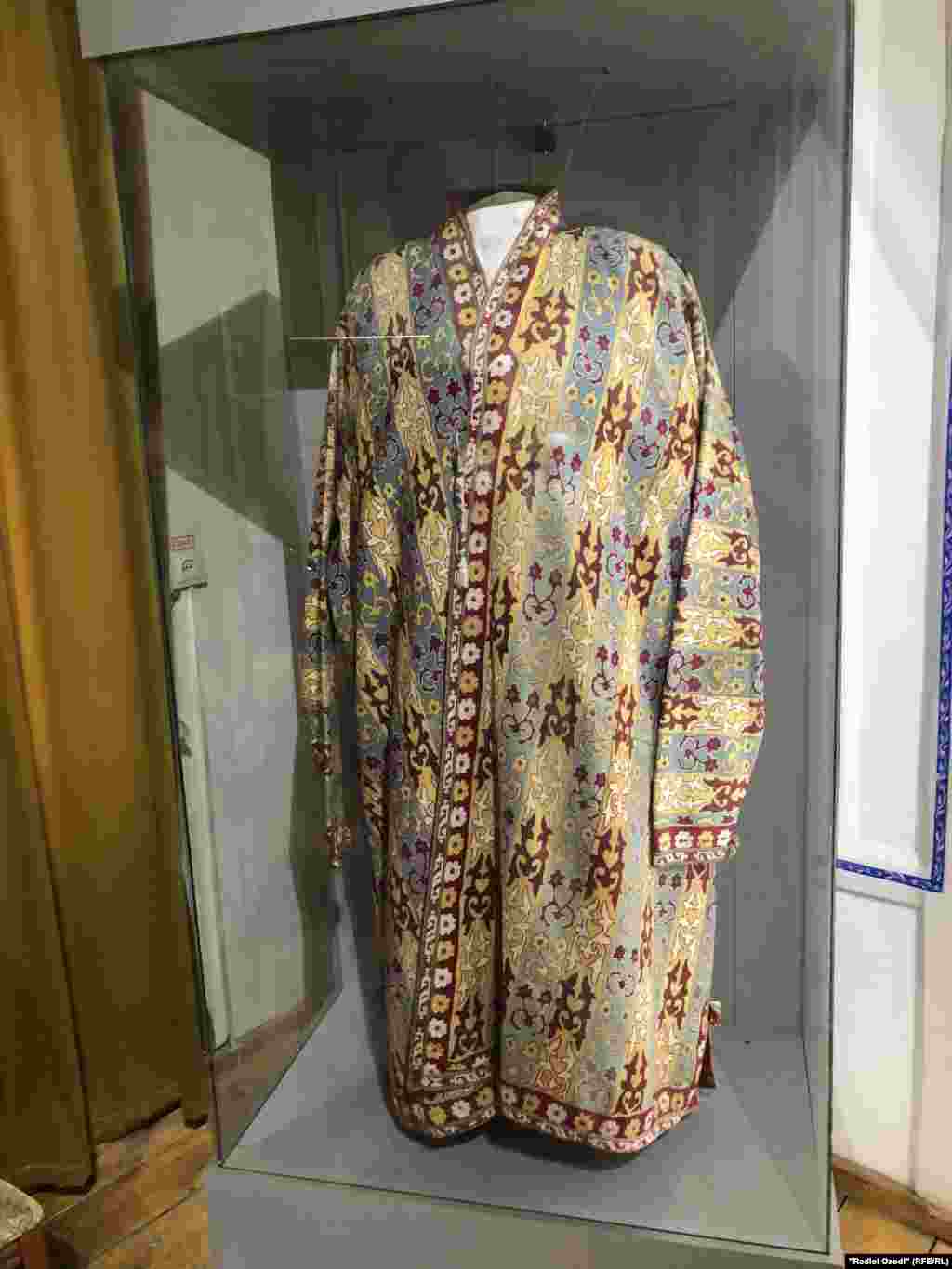 Намунаи ҷомаи мардони сарватманд дар арки Бухоро