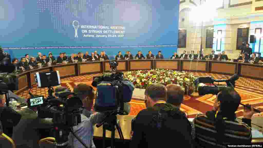 Казахстан не вмешивается в переговоры. Министерство иностранных дел Казахстана сообщило, что Астана лишь предоставляет площадку для встречи.