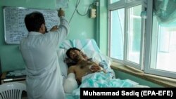 آرشیف- یک فرد ملکی که در اثر انفجار در قندهار زخمی شده در شفاخانه برای درمان منتقل شده است.