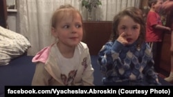 7-річна Женя і 4-річна Саша – дівчатка, що залишилися сиротами після обстрілу Авдіївки