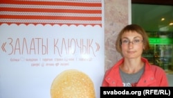 Анастасія Ранчанка ля ўваходу ў кавярню "Залаты ключык". 