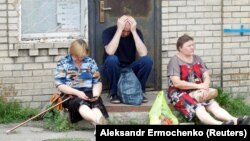 Люди на блокпосту між ОРДЛО та вільною територією України