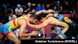 Казак балбаны Эли Керимов (солдо) менен кыргыз спортчусу Саякбай Усупов (оңдо). Кожомкул атындагы эл аралык мелдеш. Бишкек. 14-июнь, 2019-жыл.