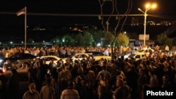 Բողոքի ցույց «Հարսնաքար» ռեստորանային համալիրի մոտ: 8-ը հուլիսի, 2012թ.