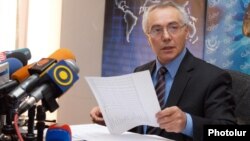 Начальник отдела статистики цен и международных сопоставлений Национальной статистической службы Армении Гурген Мартиросян в ходе пресс-конференции, Ереван, 11 января 2012 г.