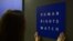 "Хьюман Райтс Вотч" уюмунун аталышы жазылган такта