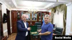 Нохчийчоьнан къинхьегаман министр Баширов Ӏусман а, Анкарарчу нохчийн културан ассоциацин делегацин куьйгалхо Пилгер Ихсан а. Башировн Инстаграмерчу официалан агӀон тӀера сурт.