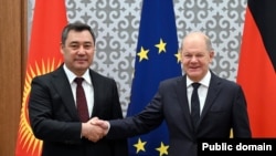 Кыргызстанын президенти Садыр Жапаров (солдо) жана Германиянын Федералдык канцлери Олаф Шольц. Астана, Казакстан. 17-сентябрь, 2024-жыл.
