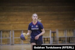 Евелина Мазикина 9 жашынан баскетбол менен машыга баштаган.