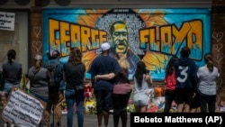 Жорж Флойд каза болгон жердин жанындагы мемориал. 31-май, 2020-жыл. 