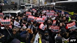 Акция сторонников президента у здания суда в Сеуле, 18 января 2025 г.
