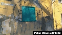 Закрашенная надпись "Путин – вор" на стене дома в Ростове-на-Дону. По мнению следствия, граффити обезобразило вид здания