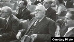 Садри Максуди (уртада) җитәкчелегендәге һәйәт Парижда Версаль конгрессында үз карашын һәм теләкләрен белдерә.