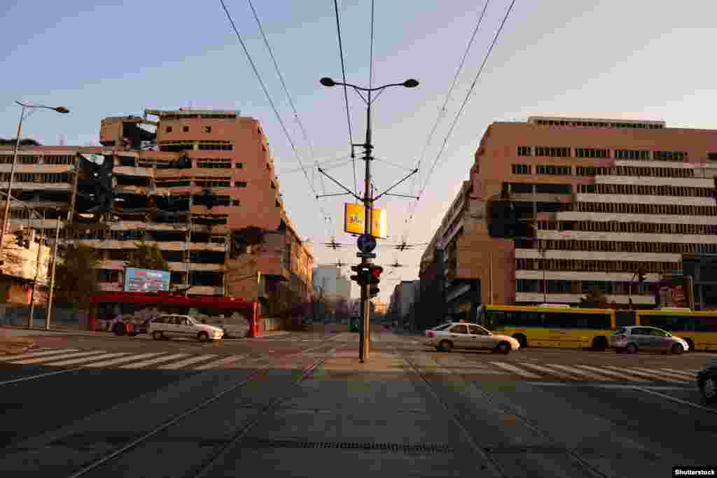 Бывший военный штаб, изуродованный войной, 2014 год.Заброшенный штаб стал де-факто мемориалом погибшим во время бомбардировок НАТО