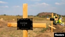 Донецкида үлгән Русия тарафлы сугышчыларны шундый каберлекләргә күмеп куялар