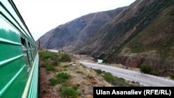 Бишкек-Балыкчы багытында бараткан поезд. 2014