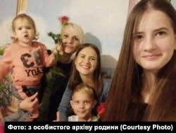 Діти Світлани Бутим. Аріна – крайня зліва, Віра – крайня справа. Фото: з особистого архіву родини
