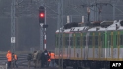 Польські слідчі на місці підриву залізничної колії поблизу селища Міка неподалік Ґарволіна в центральній Польщі. 17 листопада 2025 року