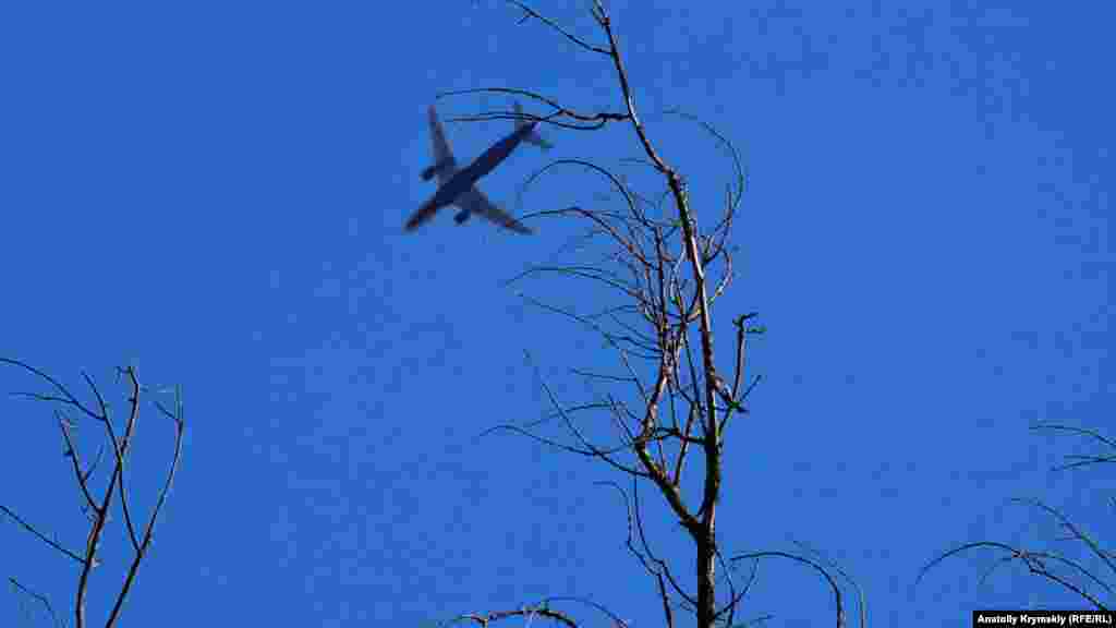 Над Альмінською долиною літак заходить на посадку в сімферопольський аеропорт