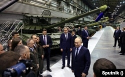 Путін відвідує військове підприємство «Уралвагонзавод», Нижній Тагіл, Росія, 15 лютого 2024 року