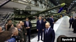 Президент России Владимир Путин посещает военный завод в Нижнем Тагиле. 15 февраля 2024 года