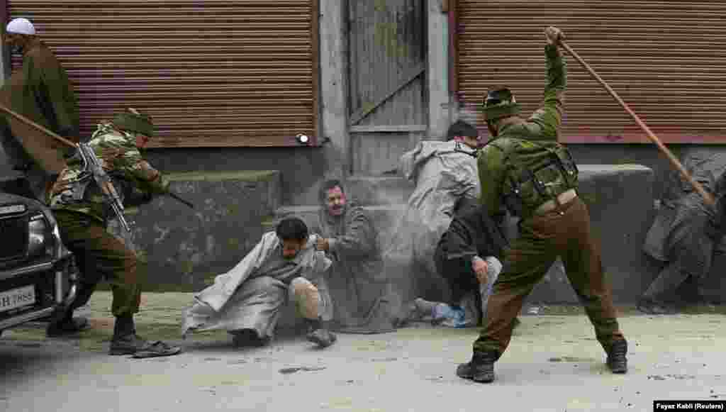 Индийската полиция нанася побой на кашмирски демонстранти през 2008 г. Индийските власти са обвинявани в безразборни убийства, изтезания и сексуално насилие срещу цивилни по време на продължаващия конфликт.