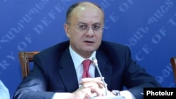 Министр обороны Армении Сейран Оганян (архив)